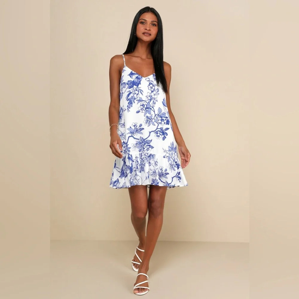 NWT Lulus Garden Bloom Blue and White Floral Print Ruffled Shift Dress sz Medium - Picture 2 of 15